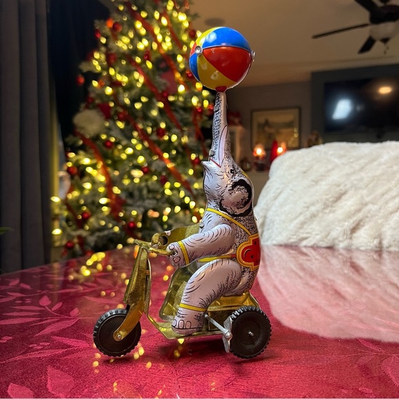 Great Vintage Schylling Tinplate Circus Elephant on Bike Spinning Wind-up Toy - Picture 4 of 6